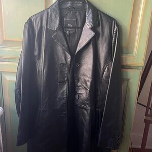 G 3 NEW YORK 2000s black genuine leather trench w slit side pockets.